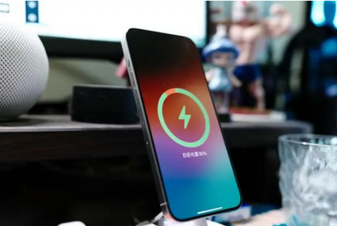 大城苹果15换屏服务分享用什么充电器给iPhone15充电更好 